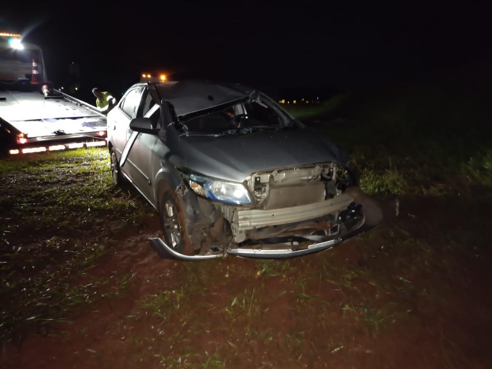 Foto 3 de 4 — Veículo capota na SP-310 e deixa motorista ferido em Araraquara